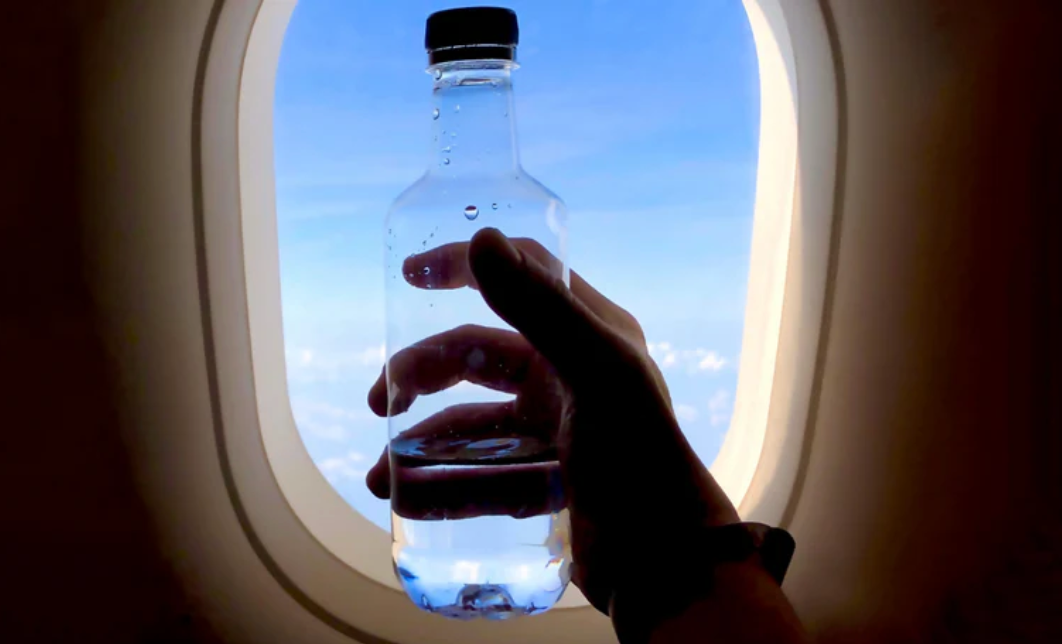 Gourde vide en avion